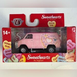 M2 Machines SWEETHEARTS 1971 CHEVROLET VAN G10 4x4